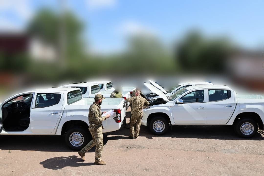 Пікапи, «Мавіки», «Старлінки» та генератори громада Чернігова цього тижня передала військовим
