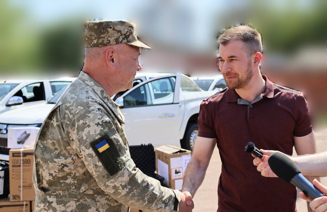Пікапи, «Мавіки», «Старлінки» та генератори громада Чернігова цього тижня передала військовим