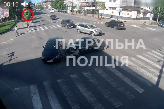 Постраждало двоє людей: патрульні розказали подробиці моторошної ДТП у центрі Чернігова (Відео)