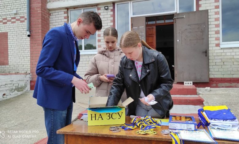 Учні та викладачі Ніжинського обласного ліцню взяли участь у забігу на підтримку ЗСУ (Фото)