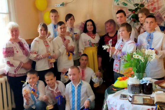 Жителька Чернігівщини показала, які вишиванки носили родичі в давнину (Фото)