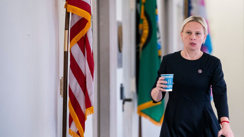 У США розслідують поведінку конгресвумен з Чернігівщини Спартц через скарги персоналу на її "лють та токсичність"