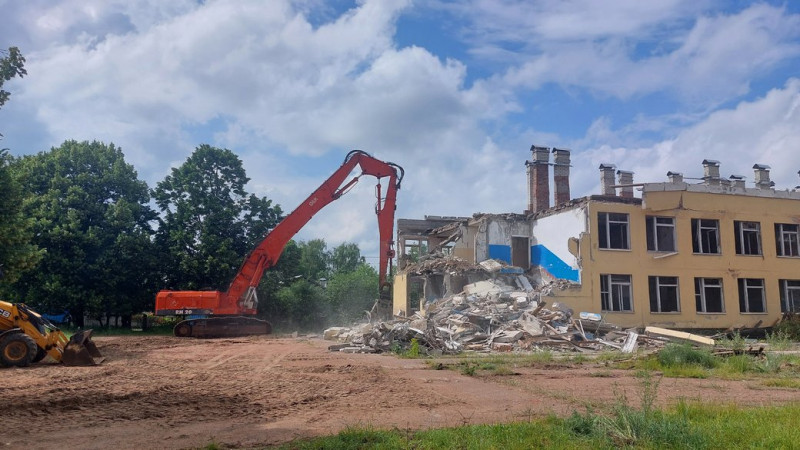 У Чернігові розпочали демонтаж зруйнованої авіаударом РФ школи №21 за кошти ПРООН