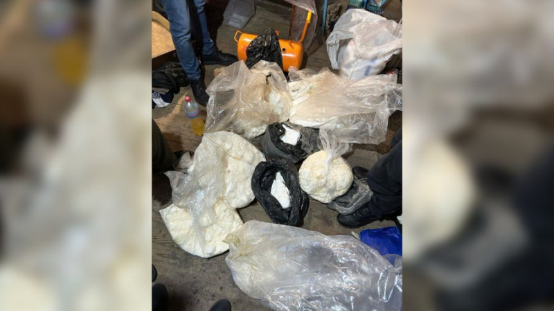 Поліцейські затримали у Чернігові чоловіка, який нібито створив нарколабораторію з щомісячним прибутком у 12 млн грн