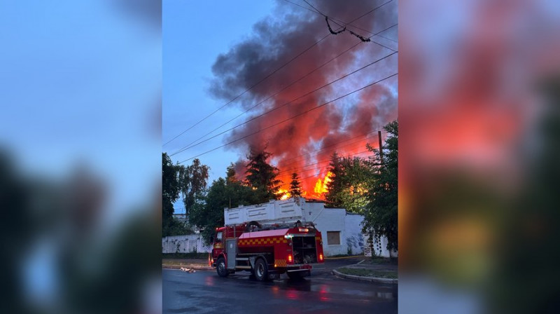 У Чернігові горить будівля хлібзаводу на вулиці Любецькій
