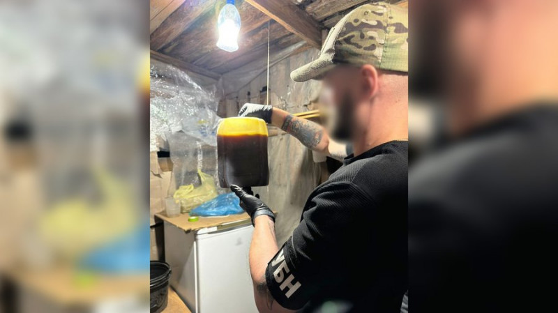 Поліцейські затримали у Чернігові чоловіка, який нібито створив нарколабораторію з щомісячним прибутком у 12 млн грн