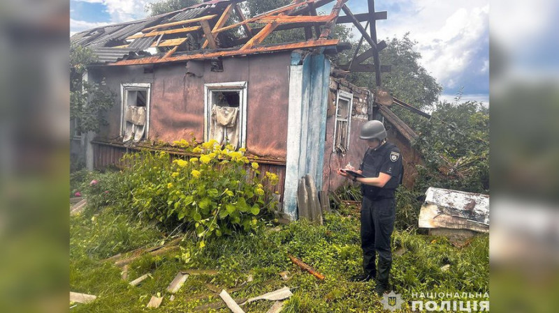 Зруйнували й пошкодили будинки та сільгосптехніку: росіяни атакували центр села на прикордонні Чернігівщини