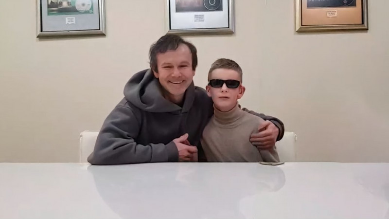 Незрячий хлопчик з Чернігова здійснив свою дитячу мрію та заспівав на одній сцені зі Святославом Вакарчуком