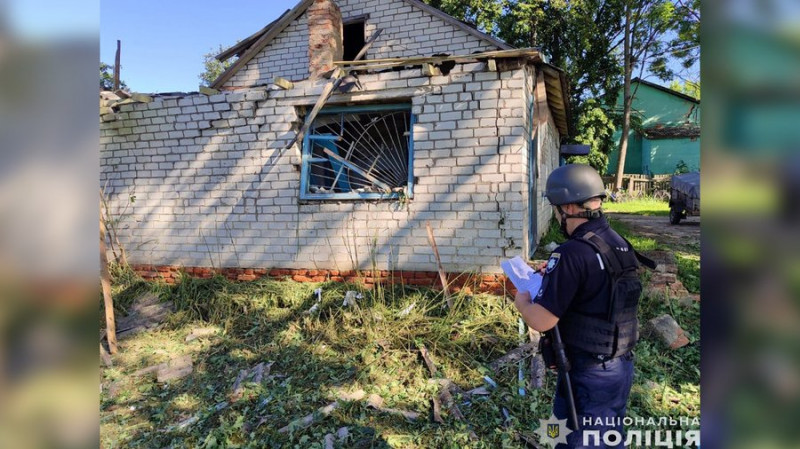 Внаслідок влучення дрона у Чернігівському районі пошкоджені три будинки, два магазини та будівля сільської ради