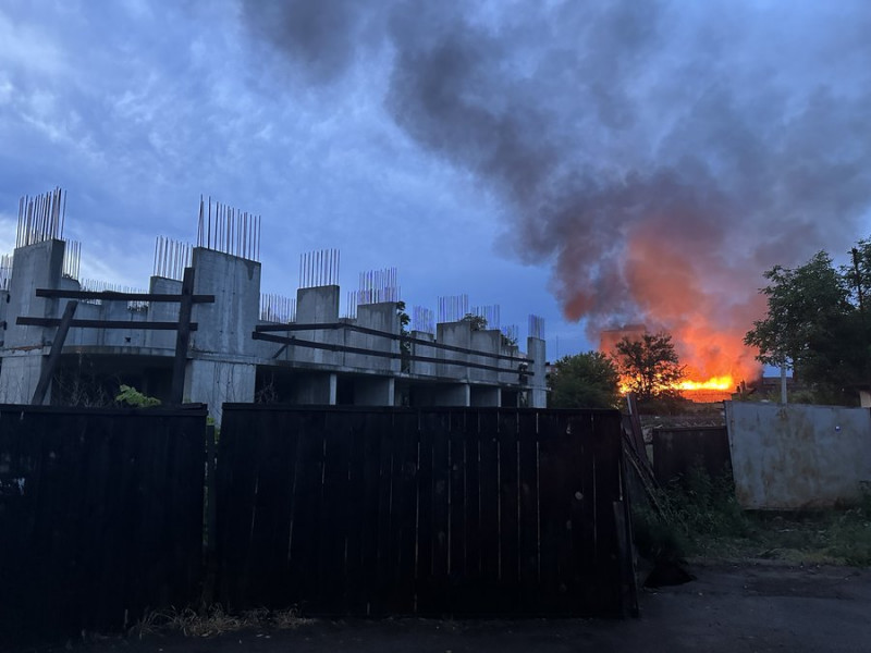 У Чернігові горить будівля хлібзаводу на вулиці Любецькій