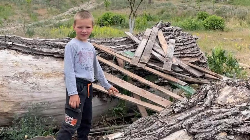 Дитячий майданчик не на часі: у селі на Чернігівщині діти власноруч облаштовують собі місця для ігор