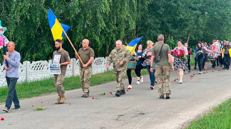 Опізнали за ДНК-експертизою: на Чернігівщині попрощалися з військовим Андрієм Черниченком