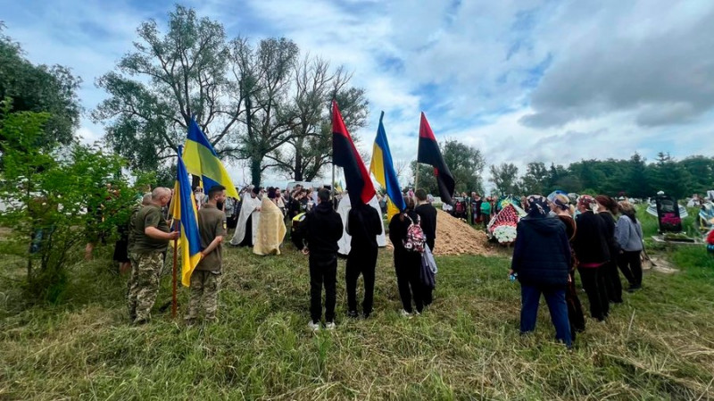 Опізнали за ДНК-експертизою: на Чернігівщині попрощалися з військовим Андрієм Черниченком