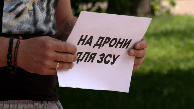 "Люди втомилися донатити, тому ми вимушені просити на вулиці": як волонтер з Чернігова збирає гроші на дрони