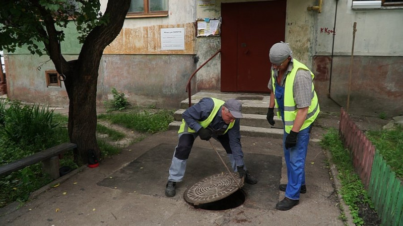 Провалля у Чернігові біля багатоквартирного будинку: що кажуть комунальні служби міста