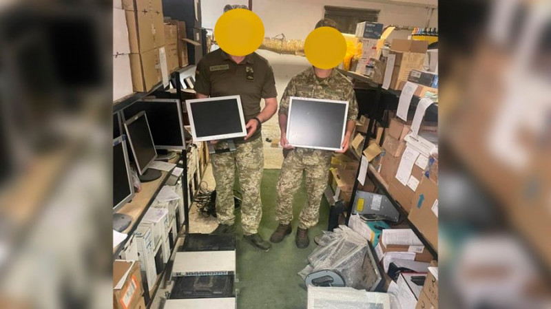 Непрацюючу техніку лагодять і передають військовим: у Чернігові волонтерка збирає телефони і ноутбуки, щоб допомогти ЗСУ