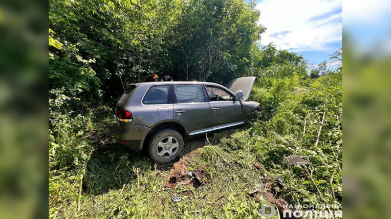 Водій загинув на місці, двоє пасажирів потрапили до лікарні: на Чернігівщині Volkswagen Touareg злетів у кювет