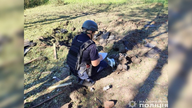 Внаслідок влучення дрона у Чернігівському районі пошкоджені три будинки, два магазини та будівля сільської ради