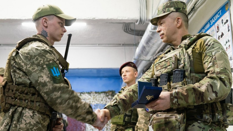 Надав домедичну допомогу та виніс побратима з бою: Сирський нагородив бійця з Чернігівщини "Золотим Хрестом"