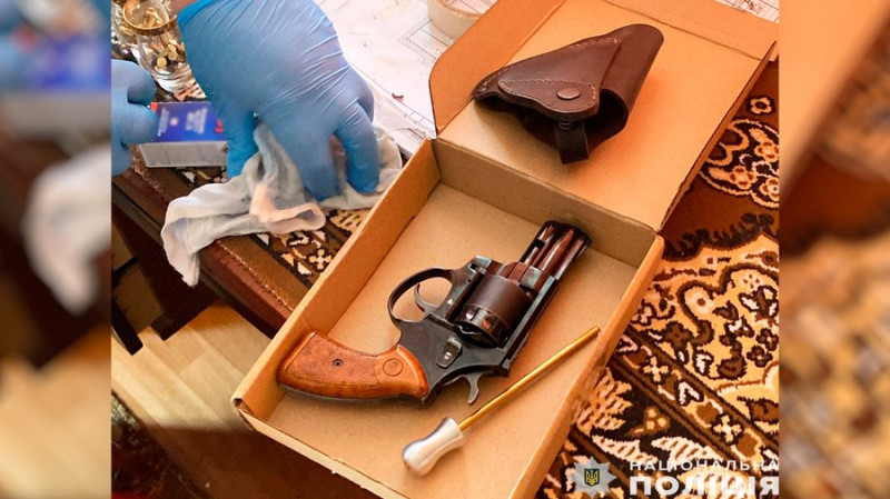 Переробляв та продавав через інтернет: у Чернігові поліція виявила зброю та боєприпаси у місцевого жителя