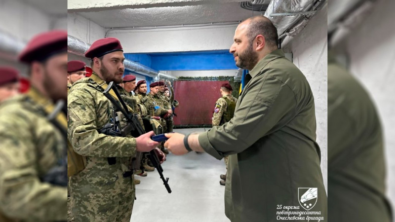 Надав домедичну допомогу та виніс побратима з бою: Сирський нагородив бійця з Чернігівщини "Золотим Хрестом"