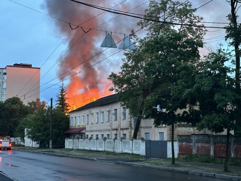 У Чернігові горить будівля хлібзаводу на вулиці Любецькій