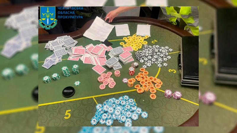"Смотрящий за Ніжином" організував підпільне казино: поліція викрила людей, які проводили гру у покер на мільйони