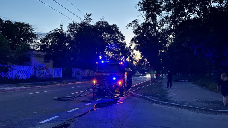 У Чернігові в районі вулиці Любецької горить колишня поліклініка