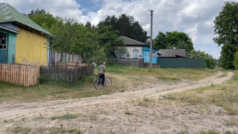 Дитячий майданчик не на часі: у селі на Чернігівщині діти власноруч облаштовують собі місця для ігор