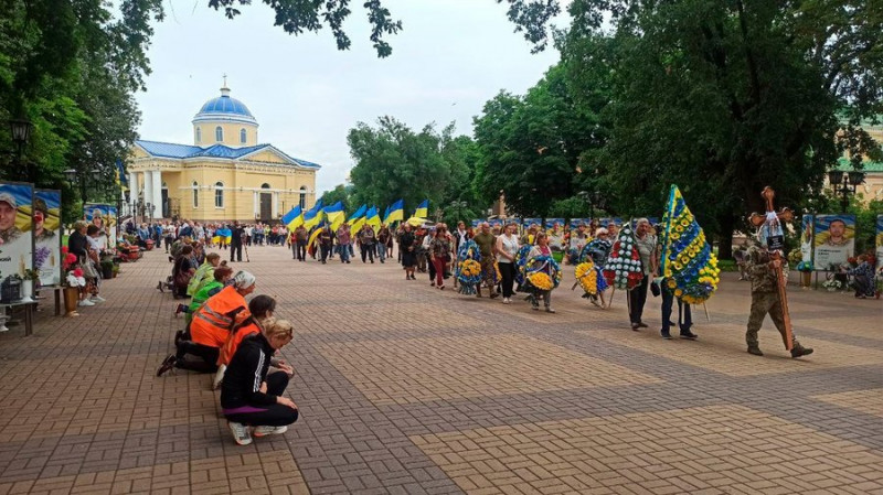 На Чернігівщині попрощалися із трьома військовими ЗСУ, які загинули на Луганщині та Донеччині