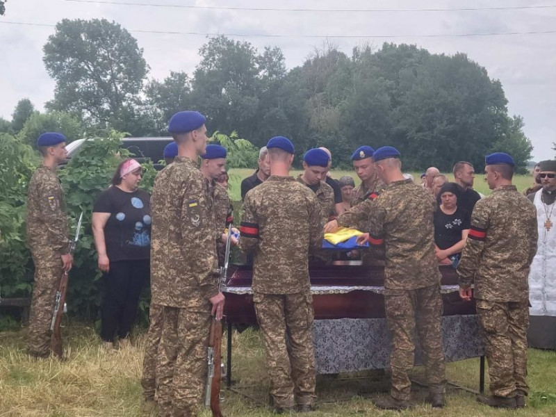 На Чернігівщині попрощалися із 24-річним нацгвардійцем, що загинув на Луганщині (Фото)
