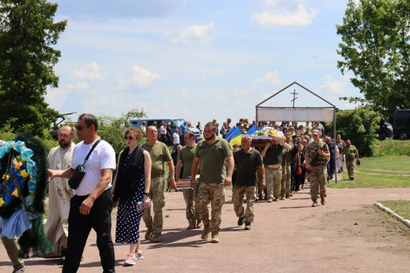 На Чернігівщині попрощалися з воїном, який трагічно загинув на Донеччині