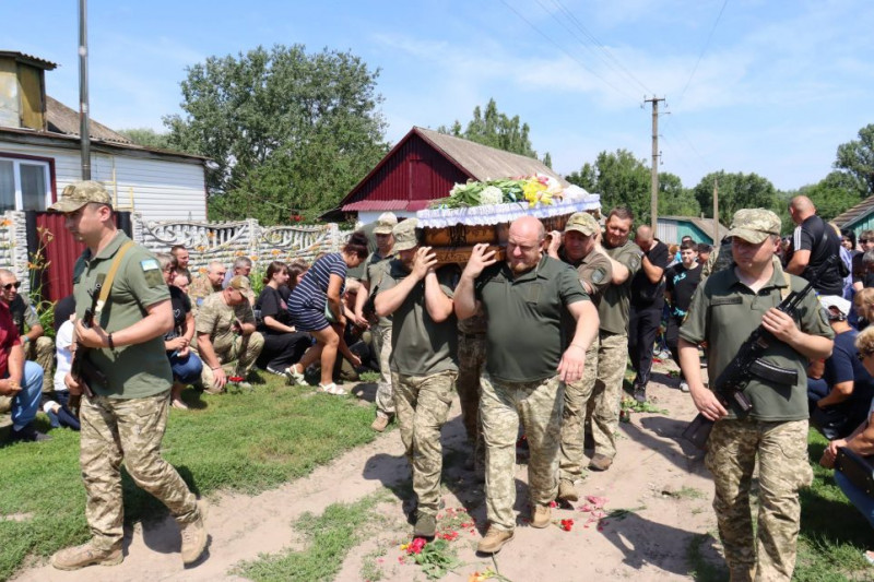 На Чернігівщині попрощалися з воїном, який трагічно загинув на Донеччині