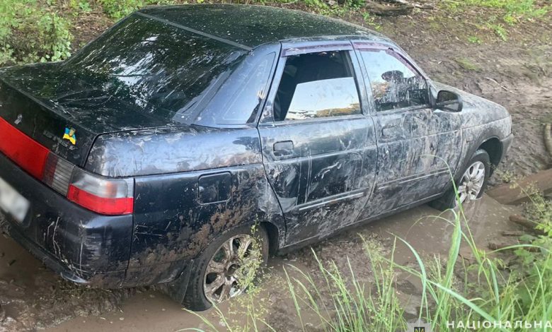 На Чернігівщині правоохоронці відшукали родину, яка збилася з дороги та застрягла в автівці посеред лісу