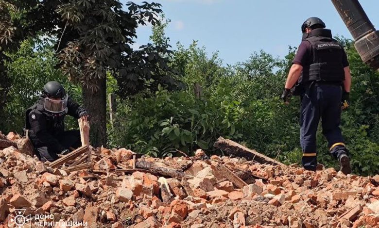 На Чернігівщині сапери очищають зруйновану будівлю навчального закладу від вибухонебезпечних предметів (Фото)