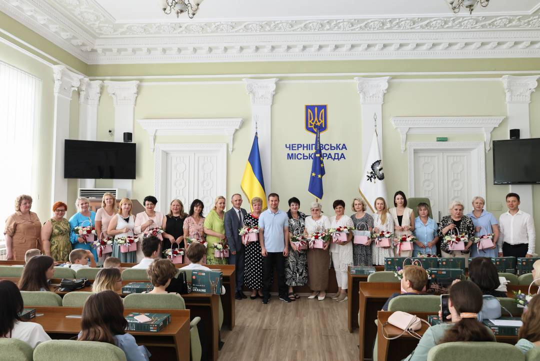 Стипендії та подарунки для кращих учнів та учениць. У Чернігівраді відзначали обдаровану молодь