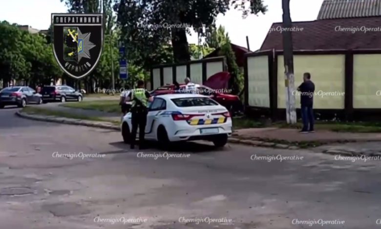 У Чернігові автівка влетіла у паркан (Фотофакт)