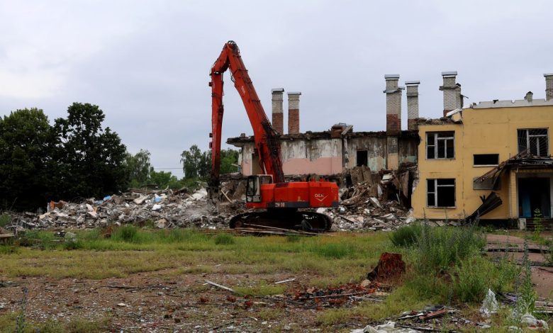 У Чернігові розпочали демонтаж будівель двох шкіл (Фото)