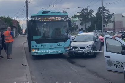 У Чернігові у ДТП потрапив тролейбус (Фотофакт)