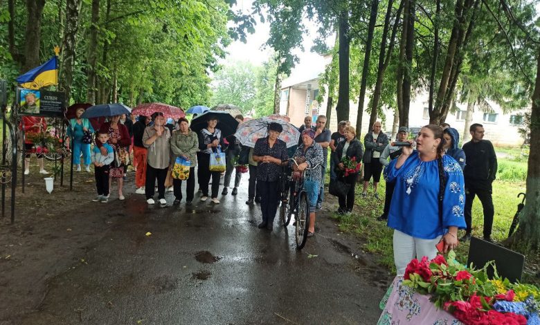 У селі на Чернігівщині урочисто відкрили меморіальні дошки загиблим воїнам-землякам (Фото)
