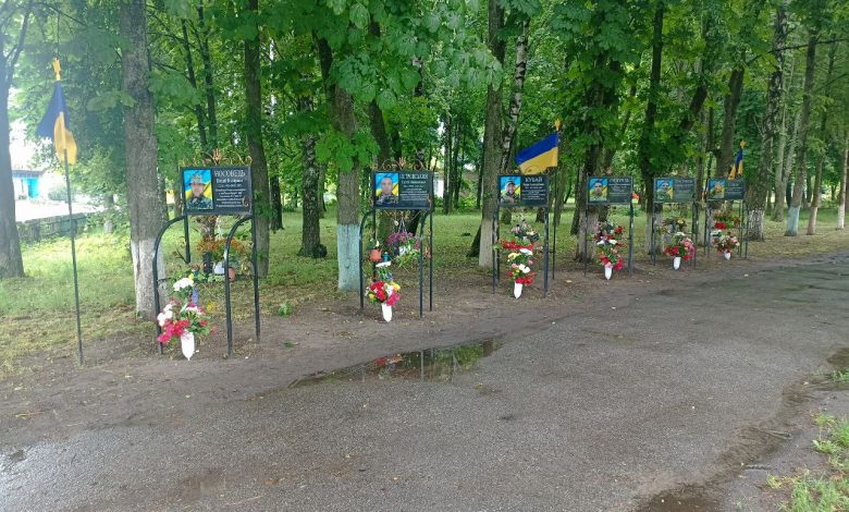 У селі на Чернігівщині урочисто відкрили меморіальні дошки загиблим воїнам-землякам (Фото)