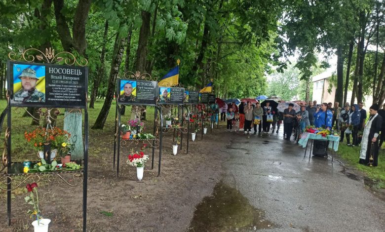 У селі на Чернігівщині урочисто відкрили меморіальні дошки загиблим воїнам-землякам (Фото)