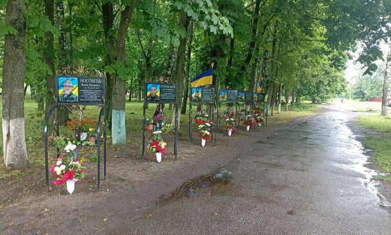 У селі на Чернігівщині урочисто відкрили меморіальні дошки загиблим воїнам-землякам (Фото)