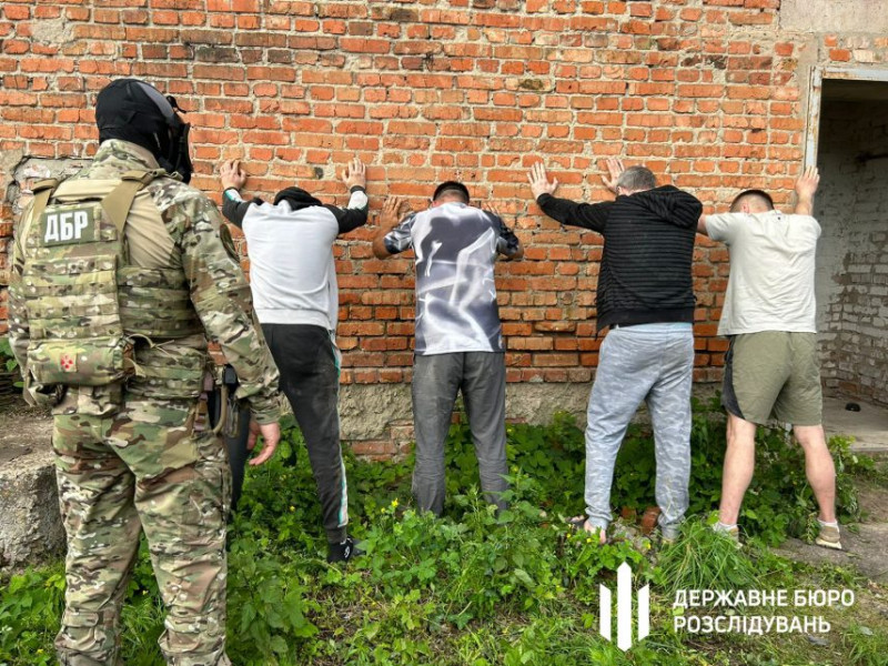 Вилучено понад 240 тисяч доз товару і тонну реактивів для виготовлення наркотиків: на Чернігівщині ДБР викрило надпотужну нарколабораторію (ВІДЕО)