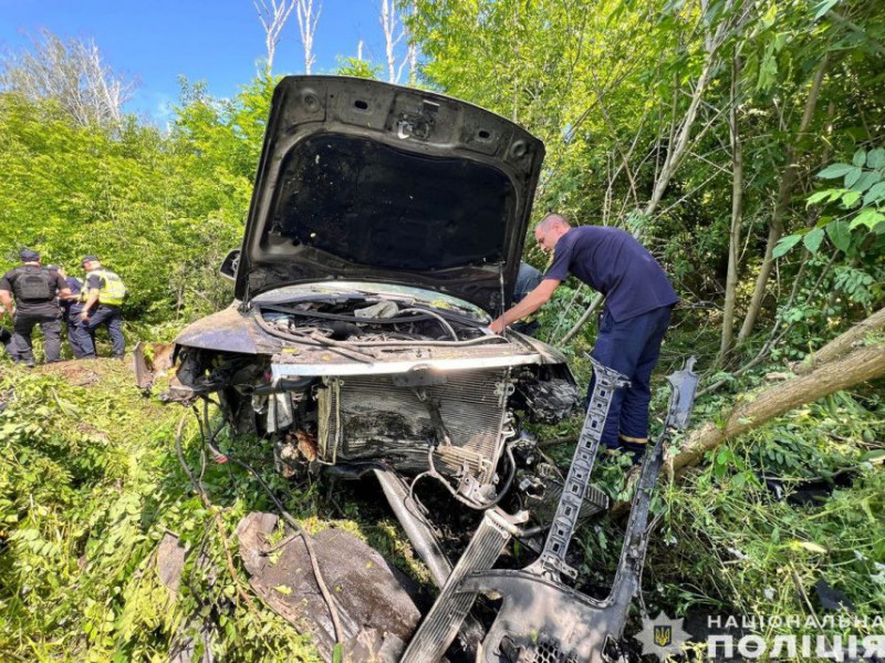 Водій загинув – двоє пасажирів поранені: подробиці смертельної ДТП на Чернігівщині (Фото)