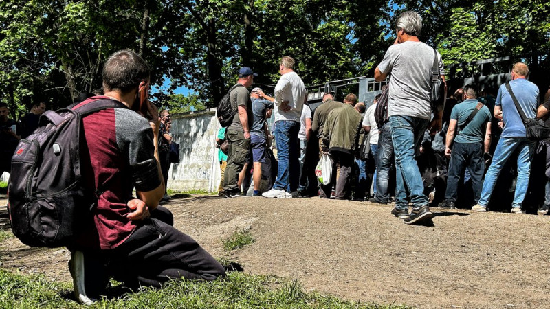 Потрапити в ТЦК встигли не всі охочі: текстовий репортаж із черги 16 липня у Чернігові