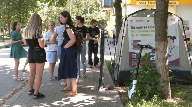 Безплатно тестують на ВІЛ, гепатит та сифіліс: у Чернігові мобільна амбулаторія виїжджає у різні мікрорайони міста