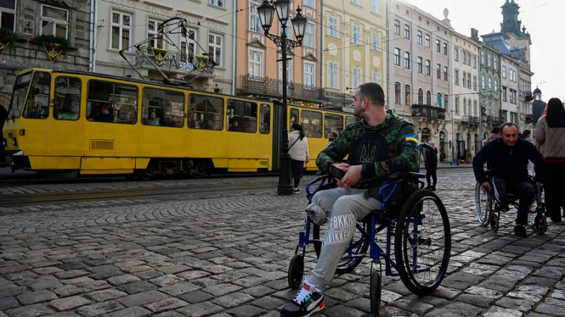 Етика спілкування з людьми з інвалідністю: як ставити коректні запитання, — пояснює психологиня