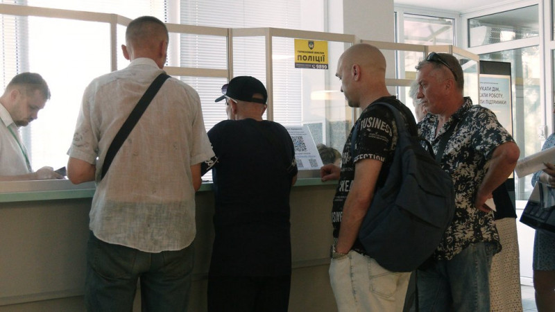 Потрапити в ТЦК встигли не всі охочі: текстовий репортаж із черги 16 липня у Чернігові