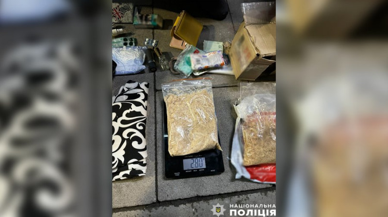 Отримали на пошті психотропні речовини на 250 тис. грн: у Чернігові двох людей підозрюють у розповсюдженні наркотиків